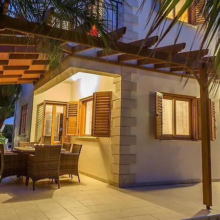 Rent Private 120 * Ayía Nápa